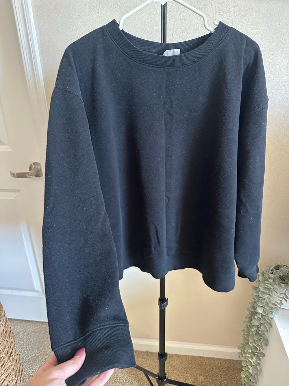 Universal Thread Black Crewneck Sweatshirt